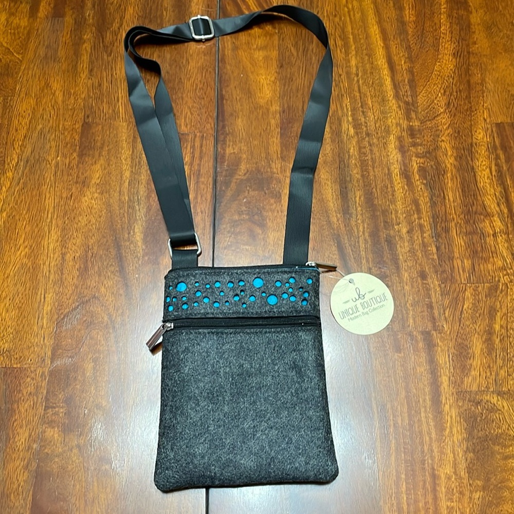 ❤️ 5/$25 - NWT felt slim purse